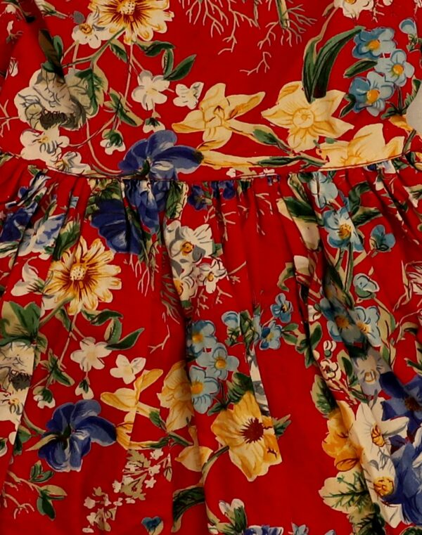 Robe fleurie à grand col