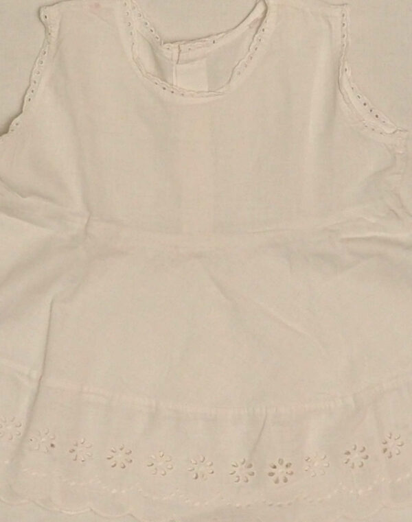 Robe blanche à dentelle ajourée