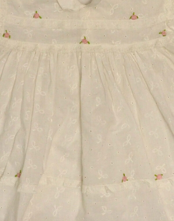 Robe de cérémonie en coton ajouré et roses