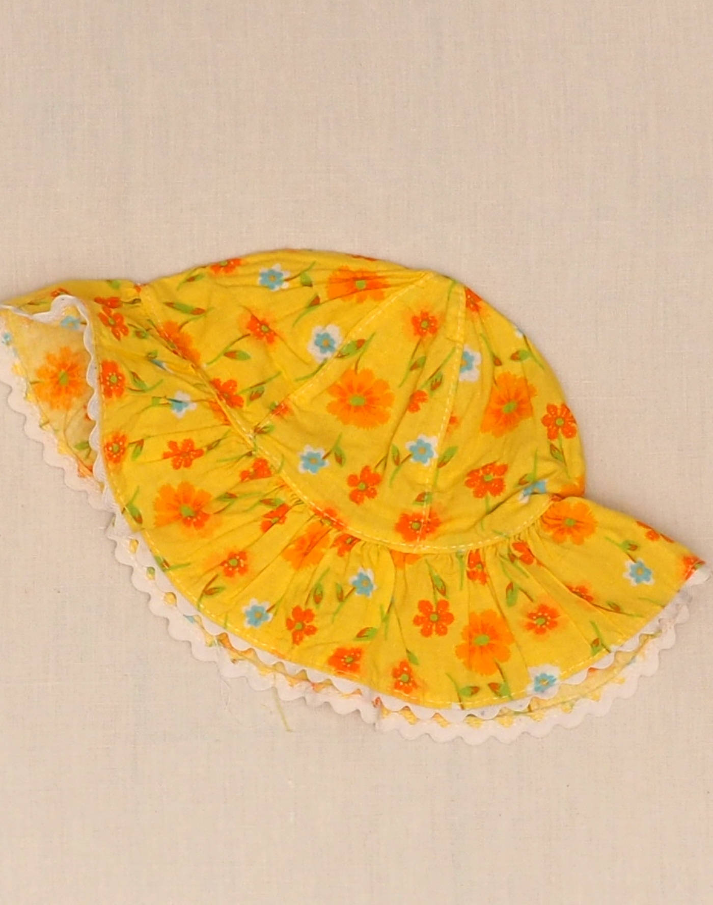 Floral hat with flounce