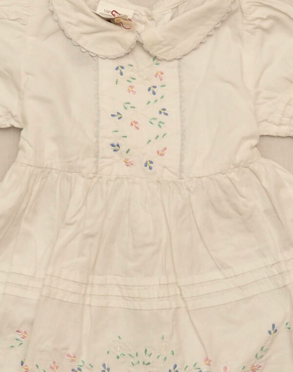 Robe blanche brodée de fleurs