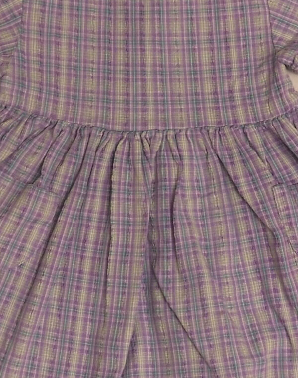 Robe mauve à carreaux