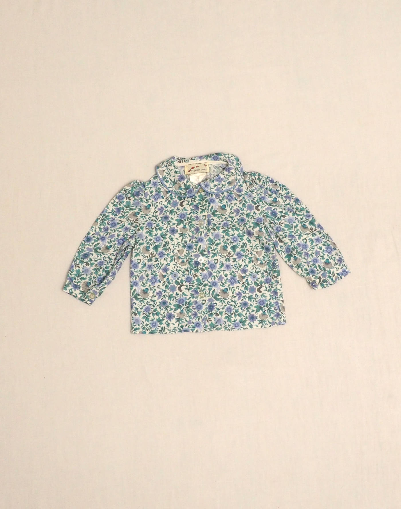 Chemise à fleurs bleues