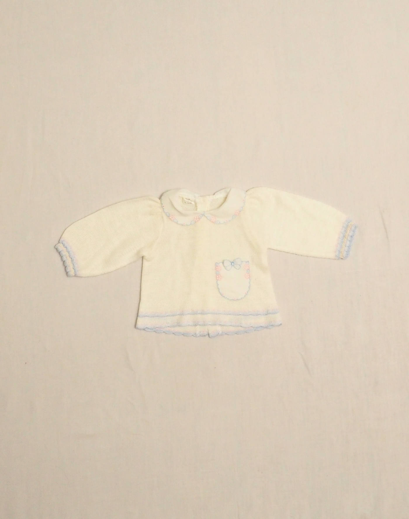 Pull fin brodé