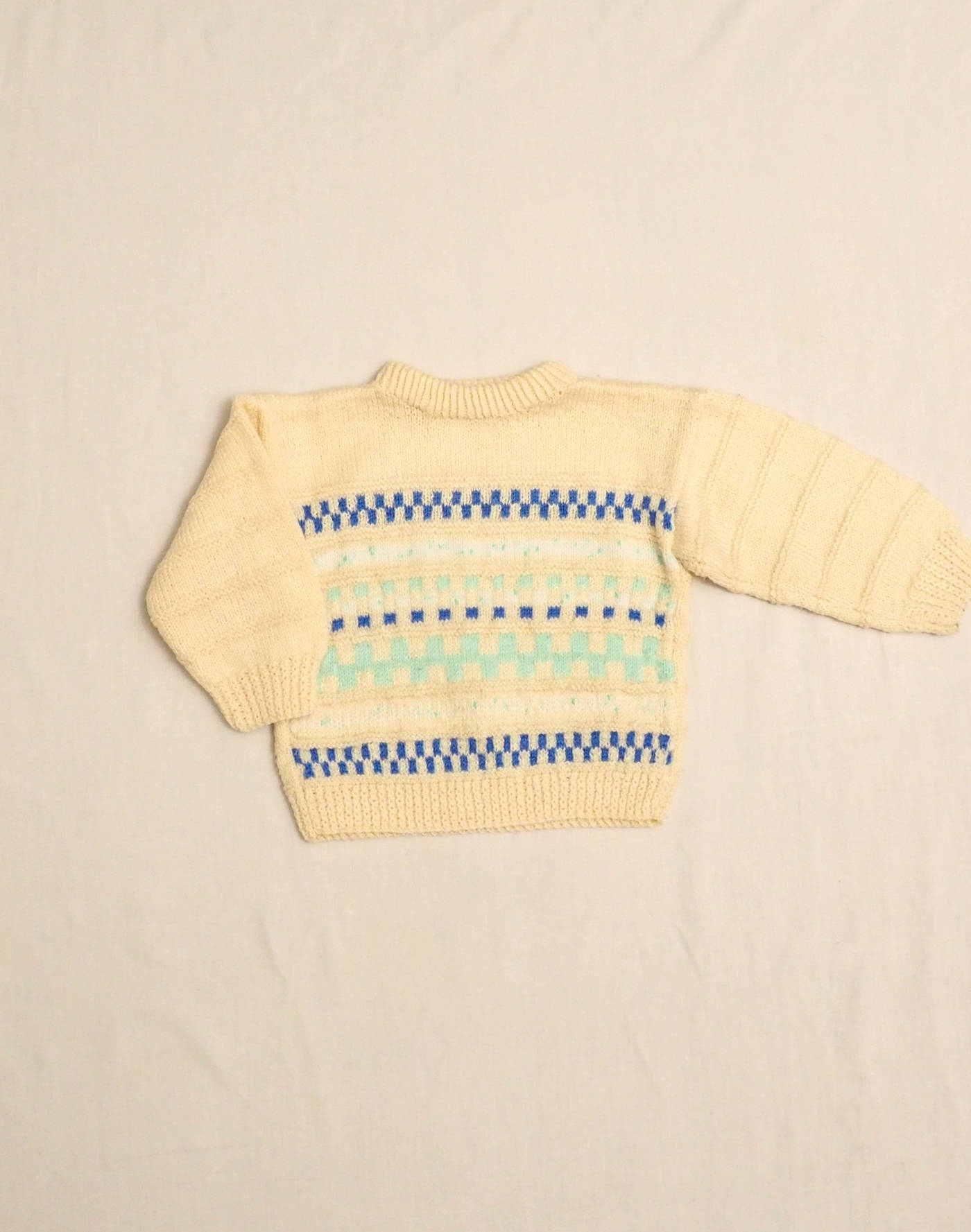 Pull tricoté main frises