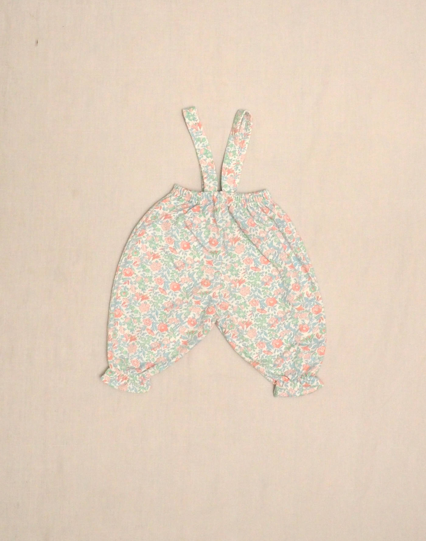 Pantalon à bretelles fleuri