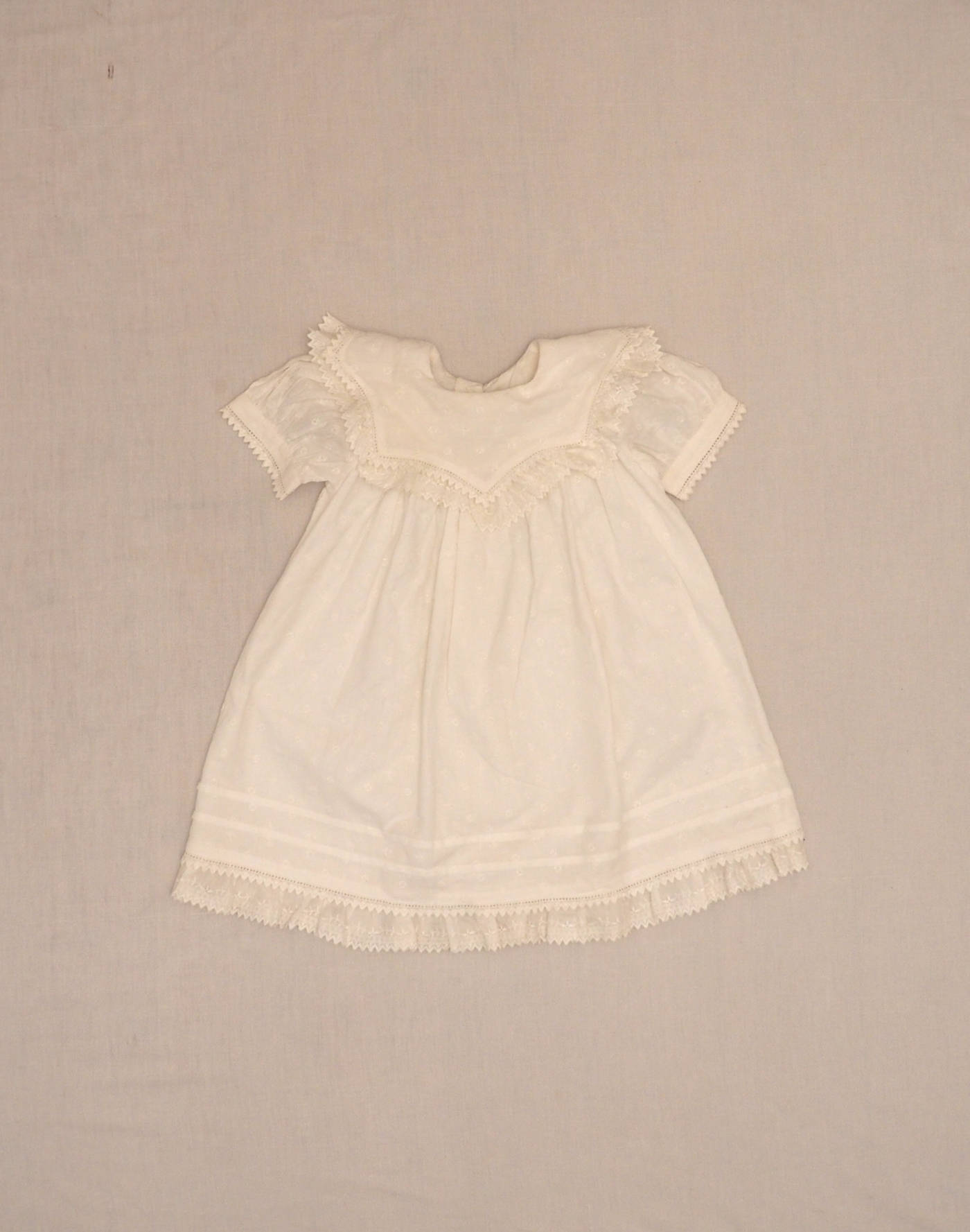 Robe blanche brodée Cacharel
