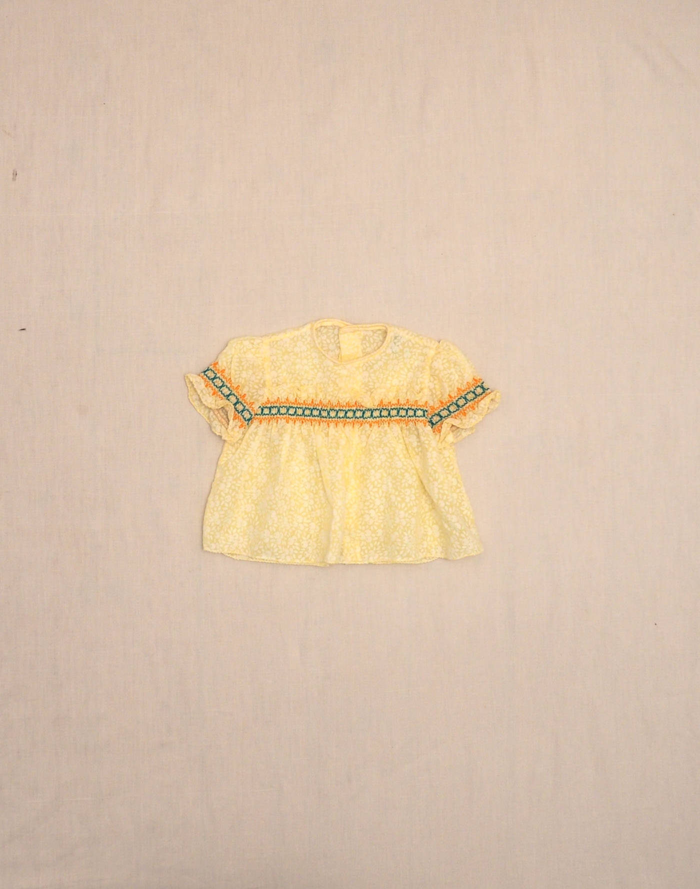 Blouse brodée jaune