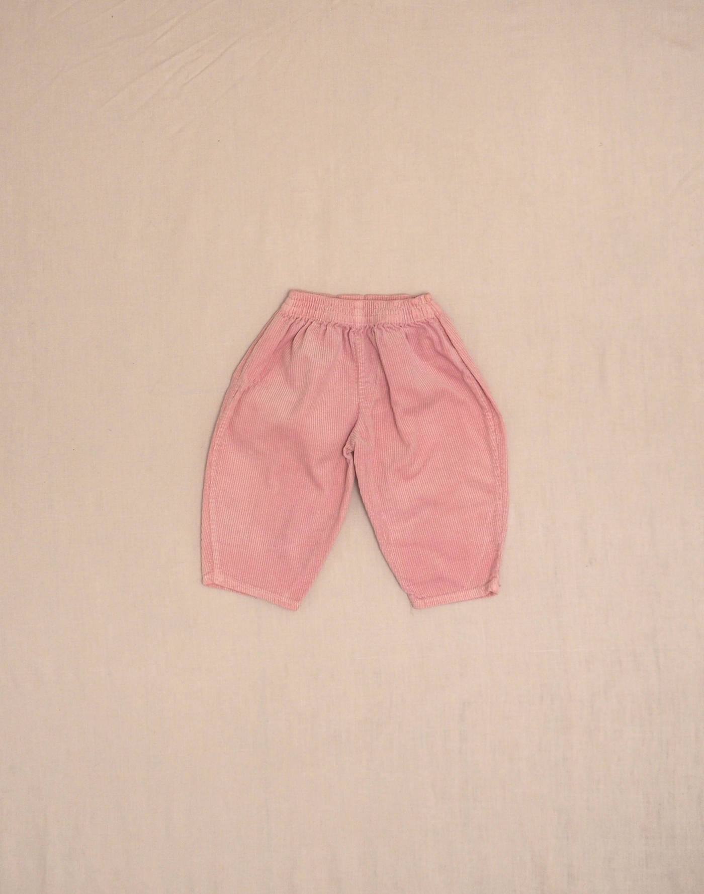 Pantalon rose en velours côtelé