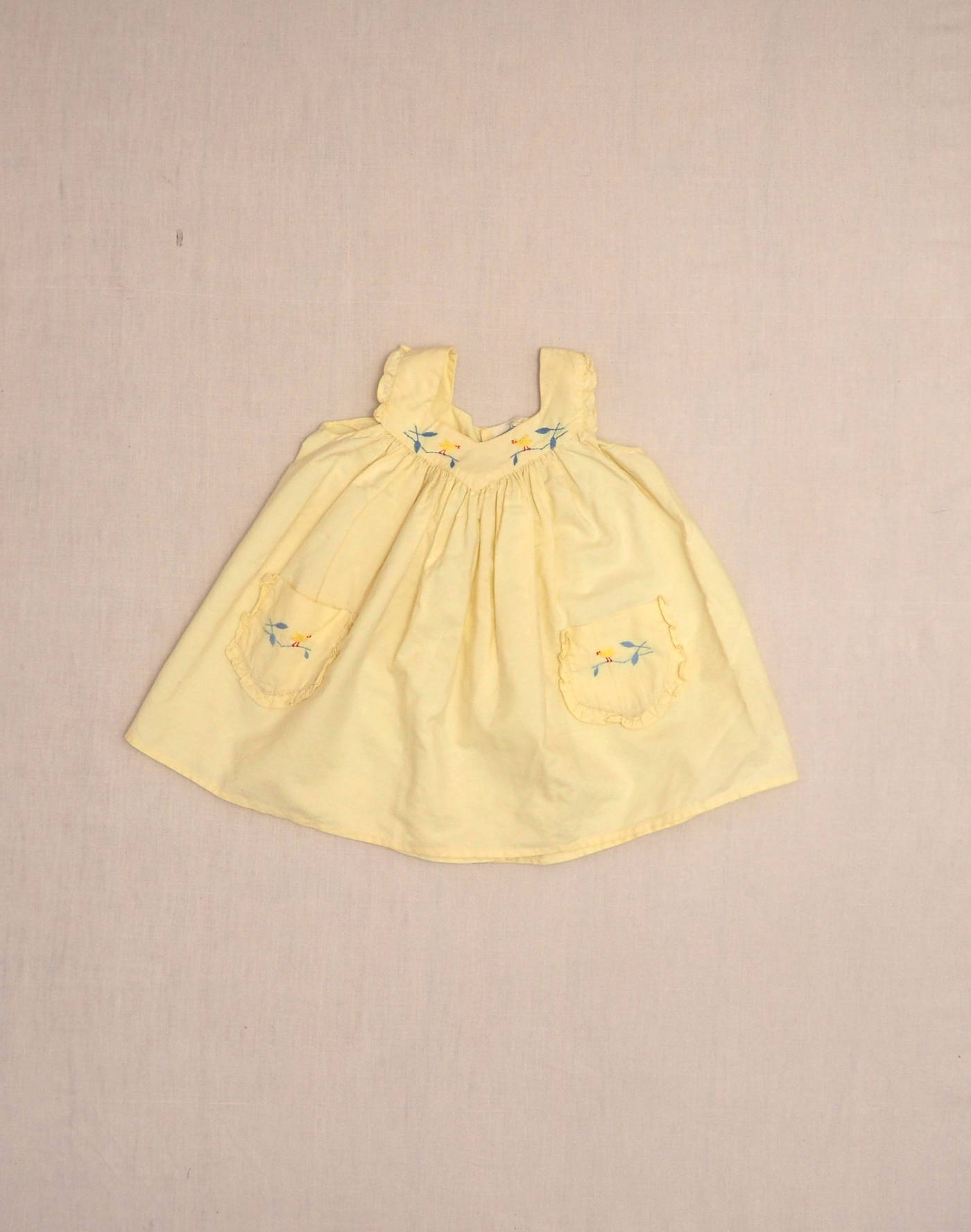 Robe brodée d'oiseaux 1950