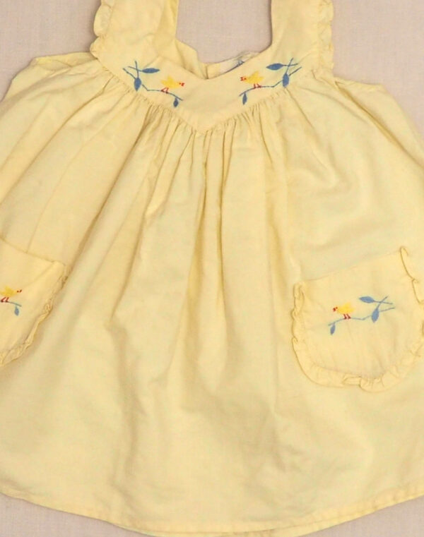 Robe brodée d’oiseaux 1950