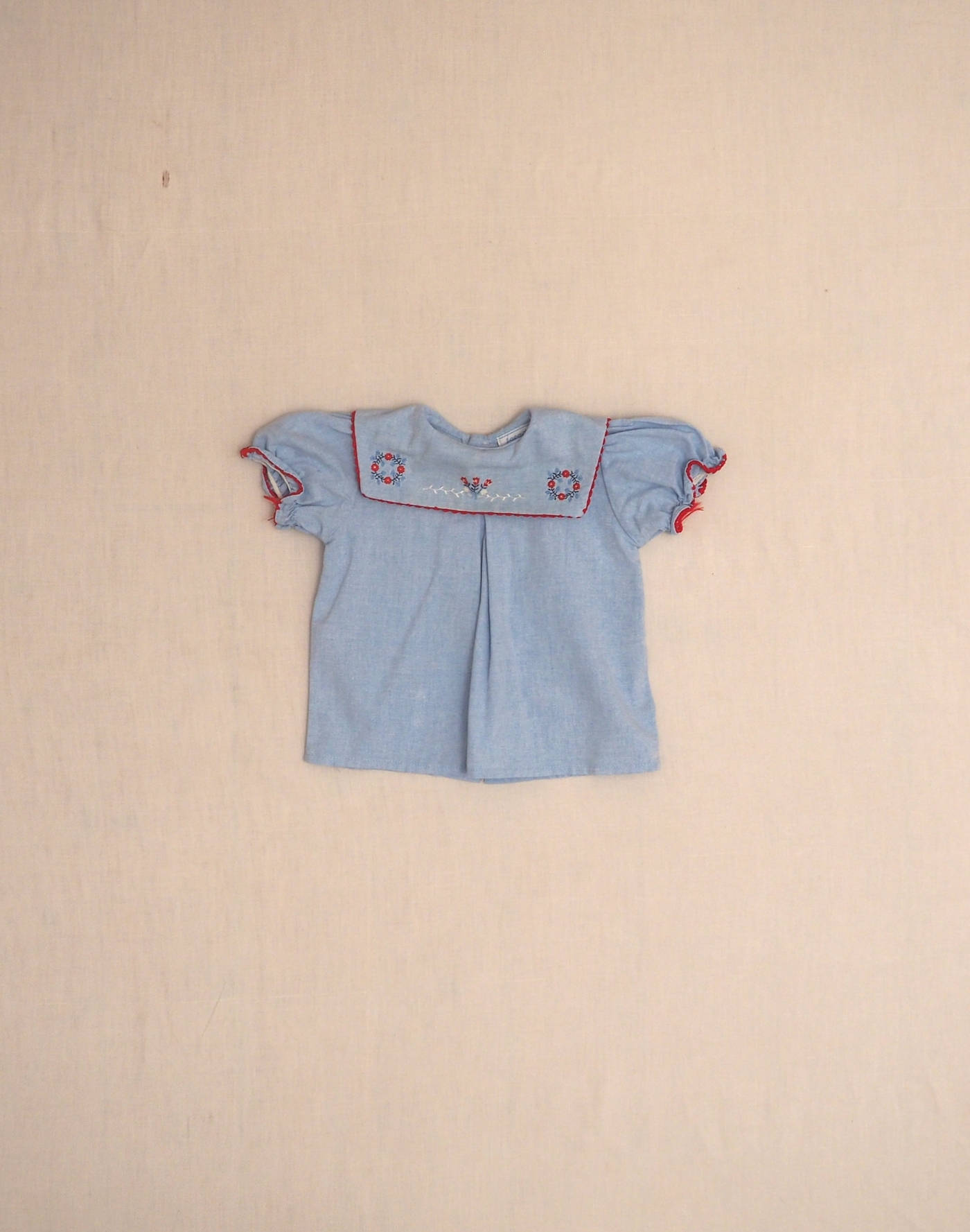 Large collar embroidered blouse