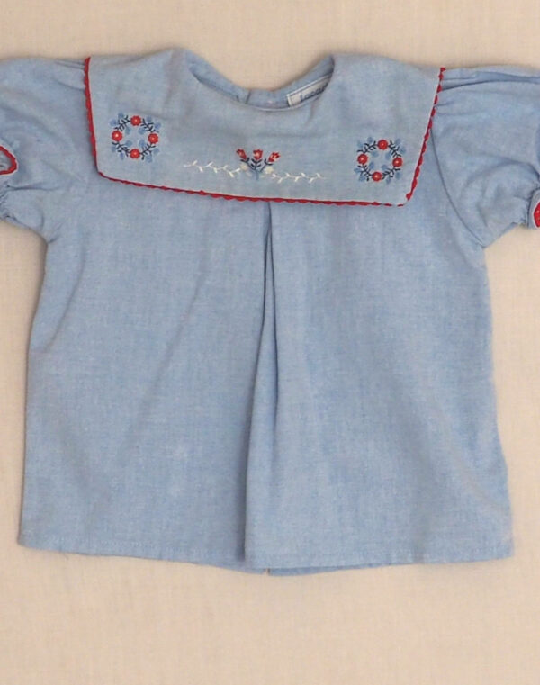 Large collar embroidered blouse