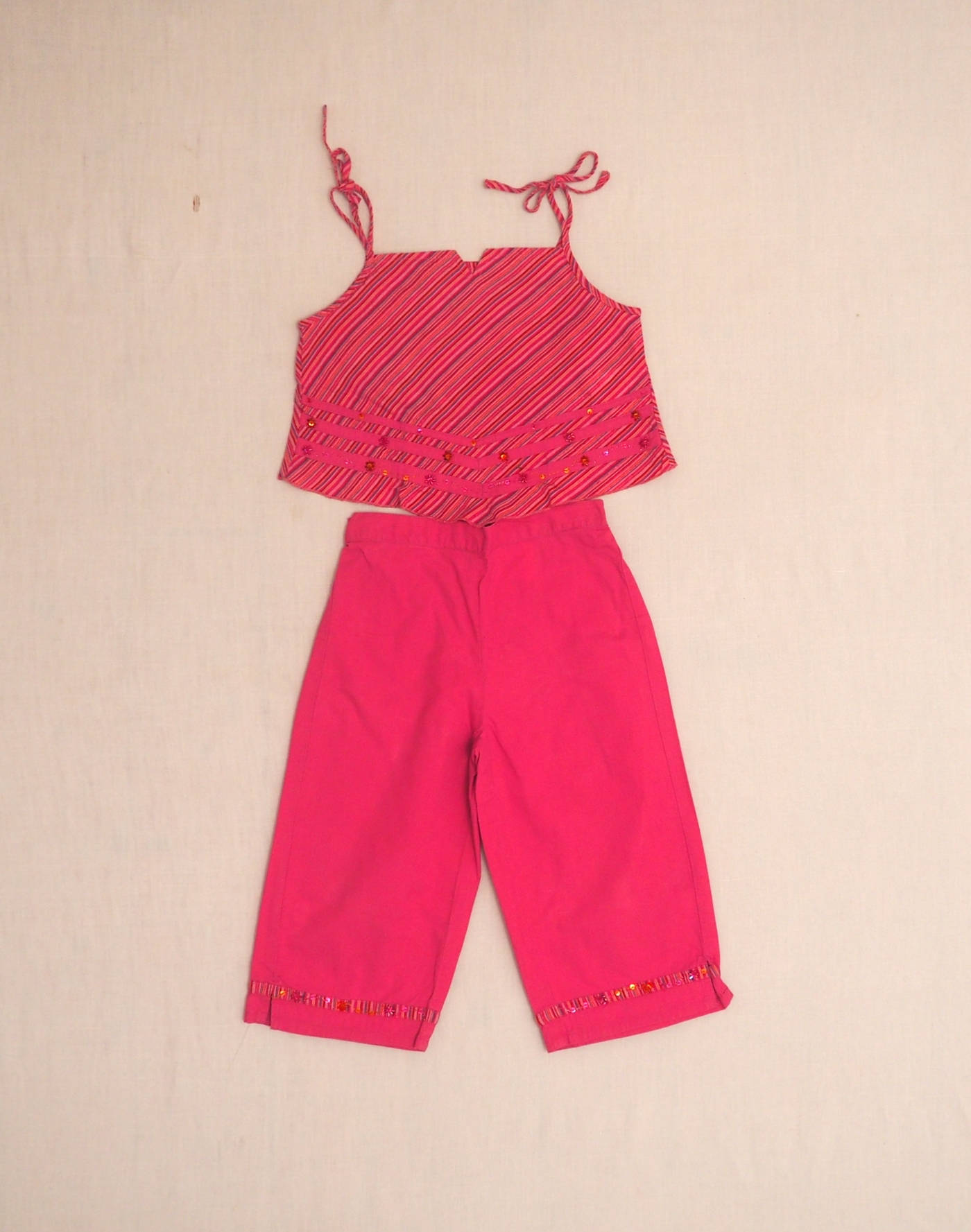 Fuchsia set embroidered with pearls