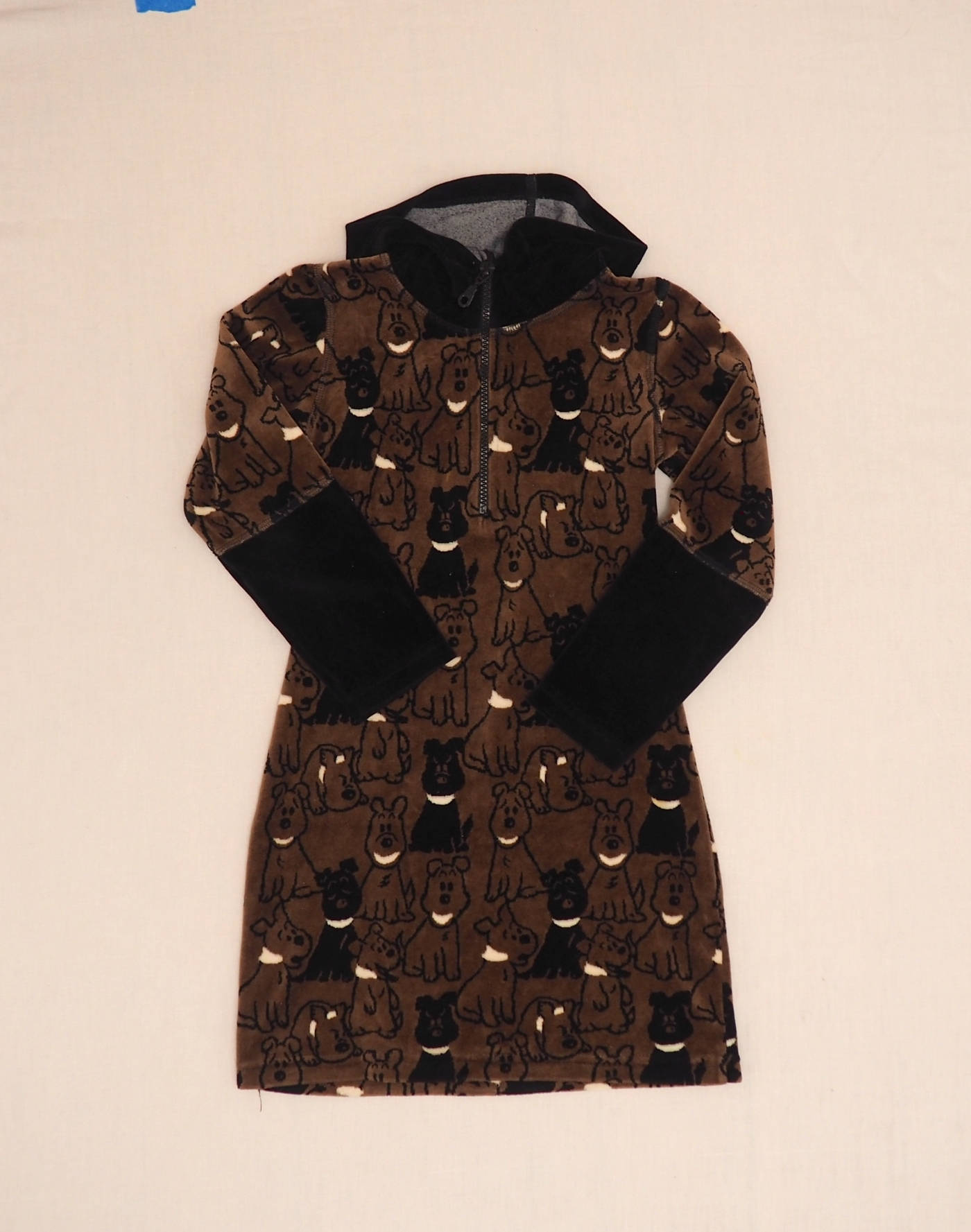 Robe velours à capuche chien 8 ans