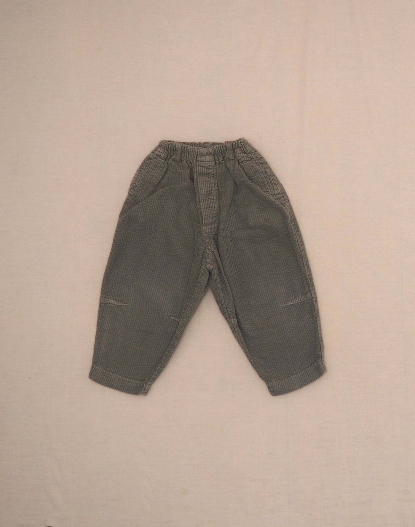 Pantalon en velours côtelé gris