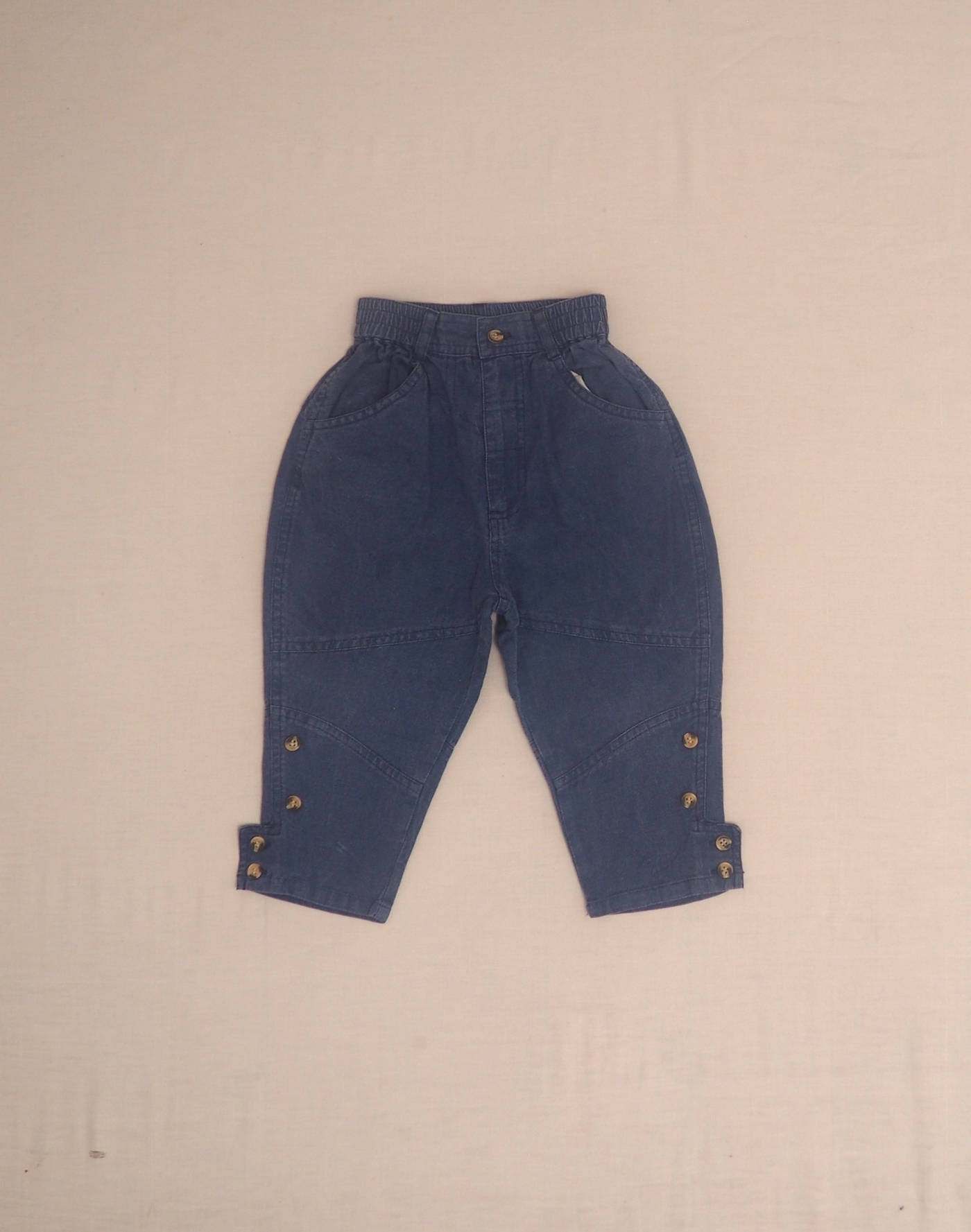 Pantalon bleu à boutons