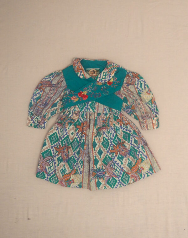 Robe d’hiver à plastron brodé