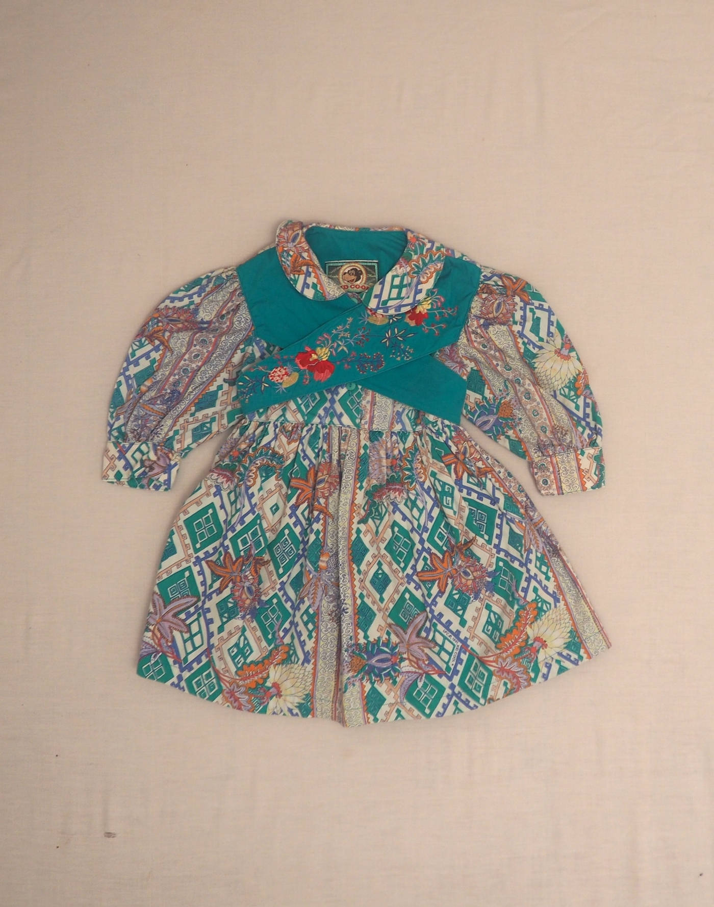 Robe d'hiver à plastron brodé