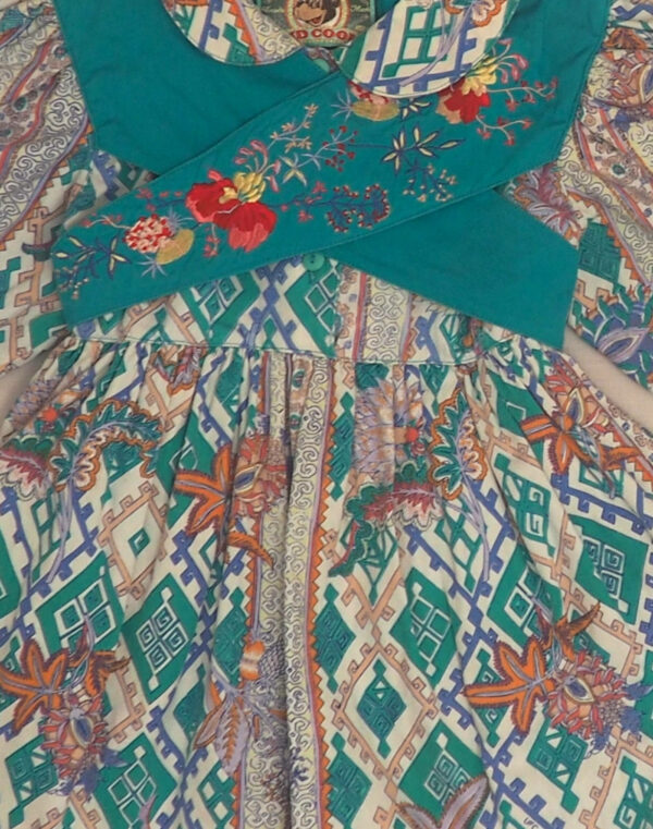 Robe d’hiver à plastron brodé