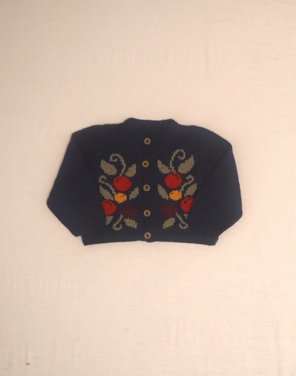 Cardigan brodé baies tricoté main