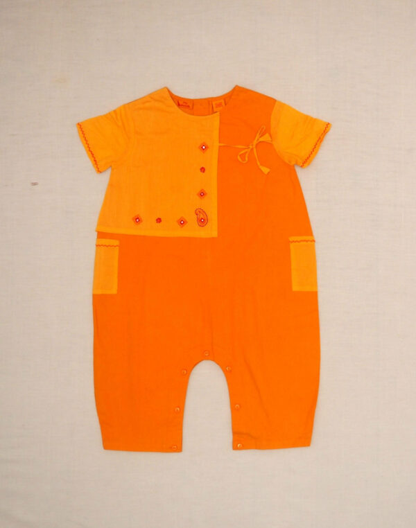 Combinaison légère brodée