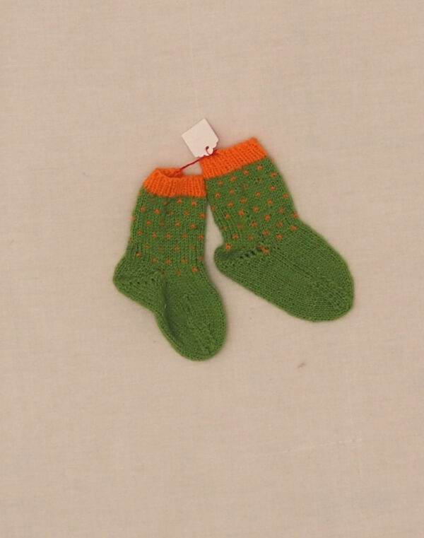 Hand-knitted pea socks P18