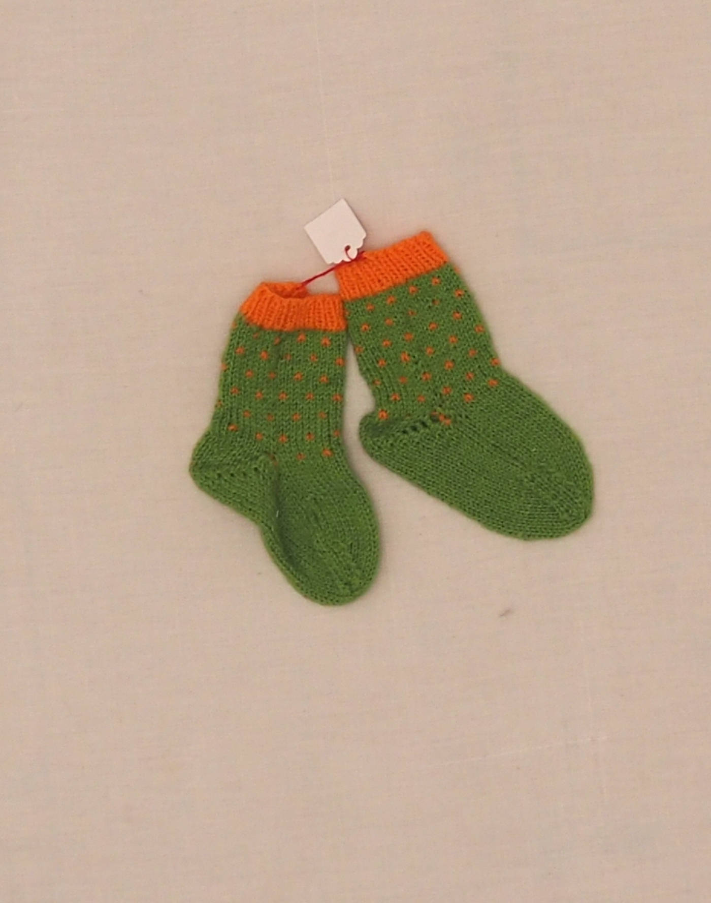 Hand-knitted pea socks P18