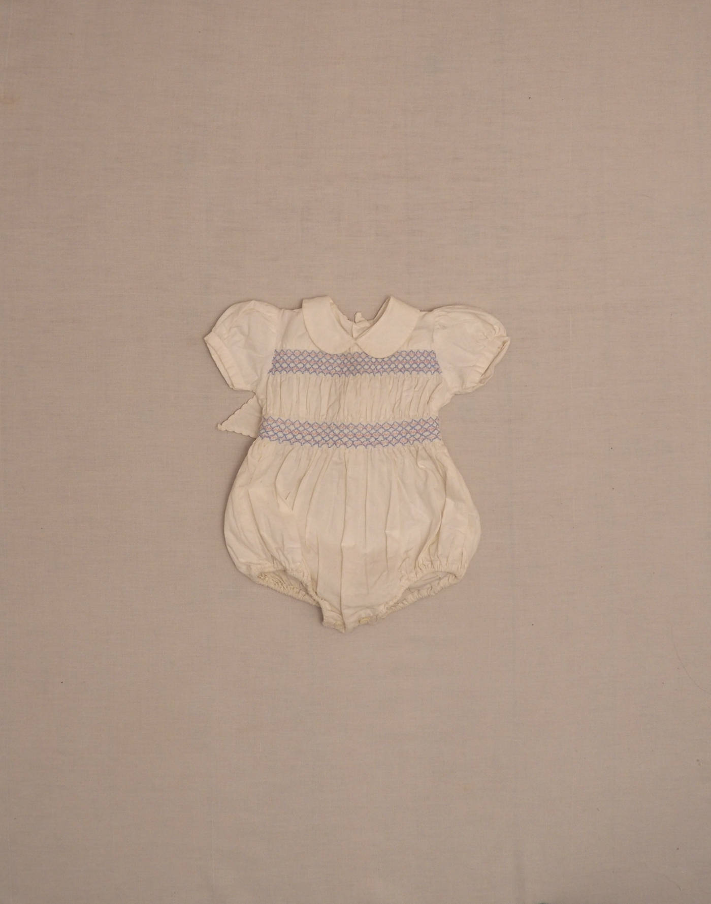 Barboteuse à smocks années 1950