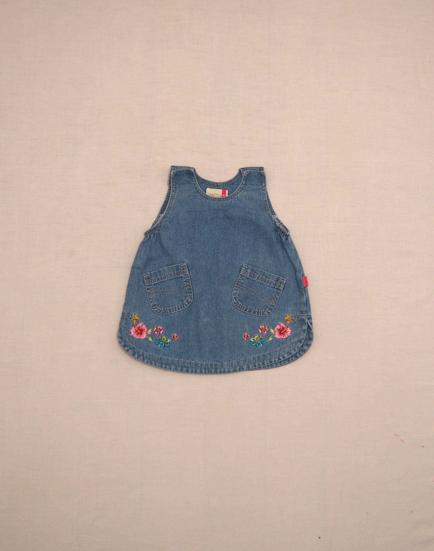Robe chasuble en jean brodé