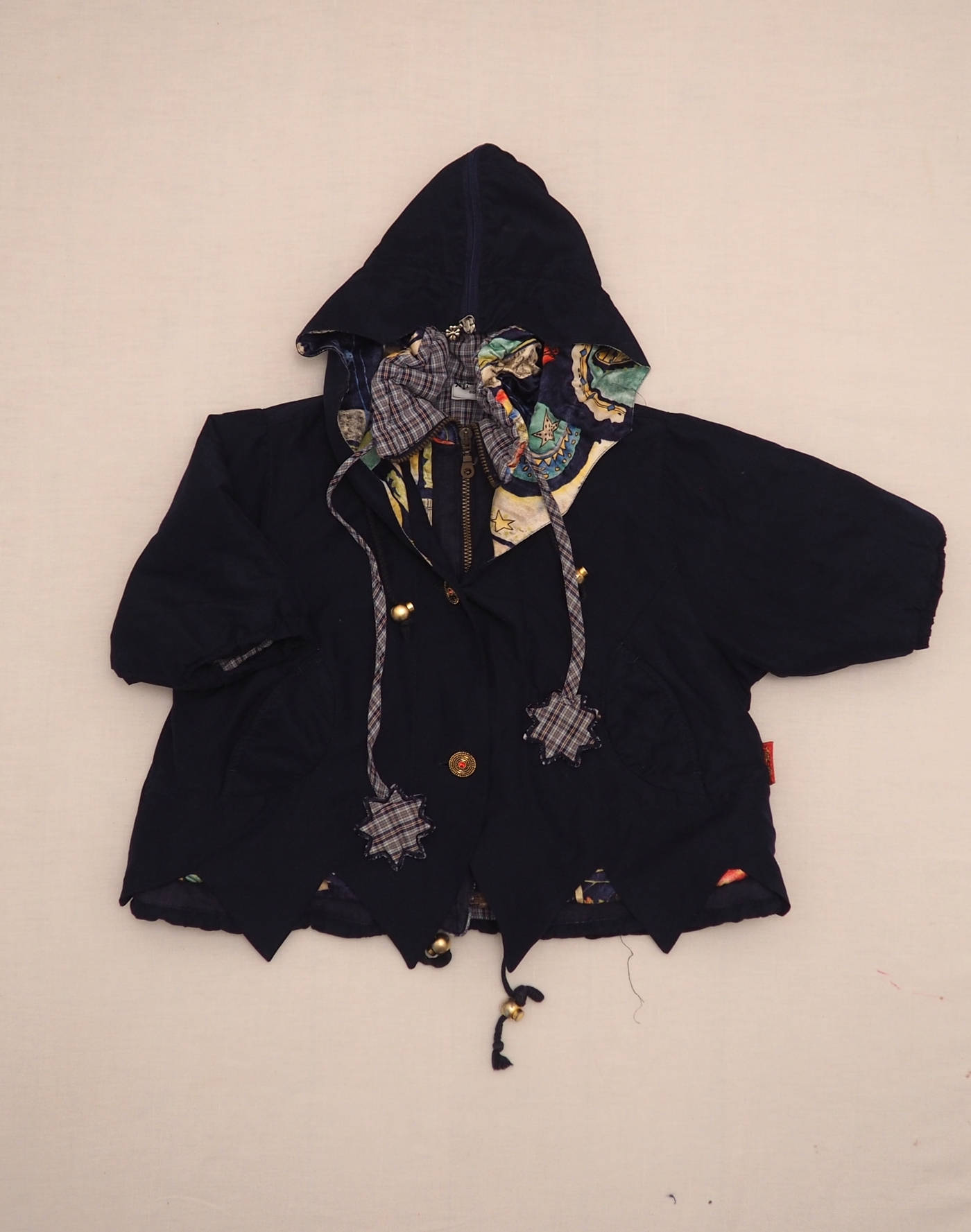 Manteau à capuche bords zigzag