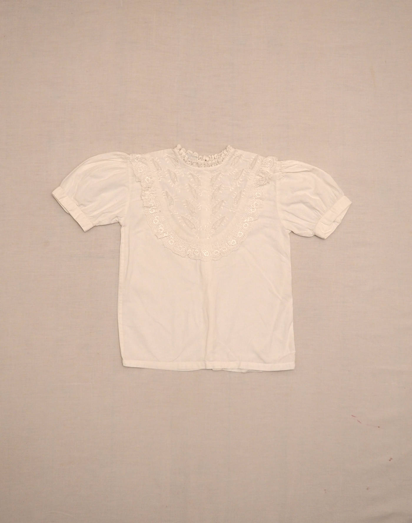 Blouse brodée bords dentelle 6 ans