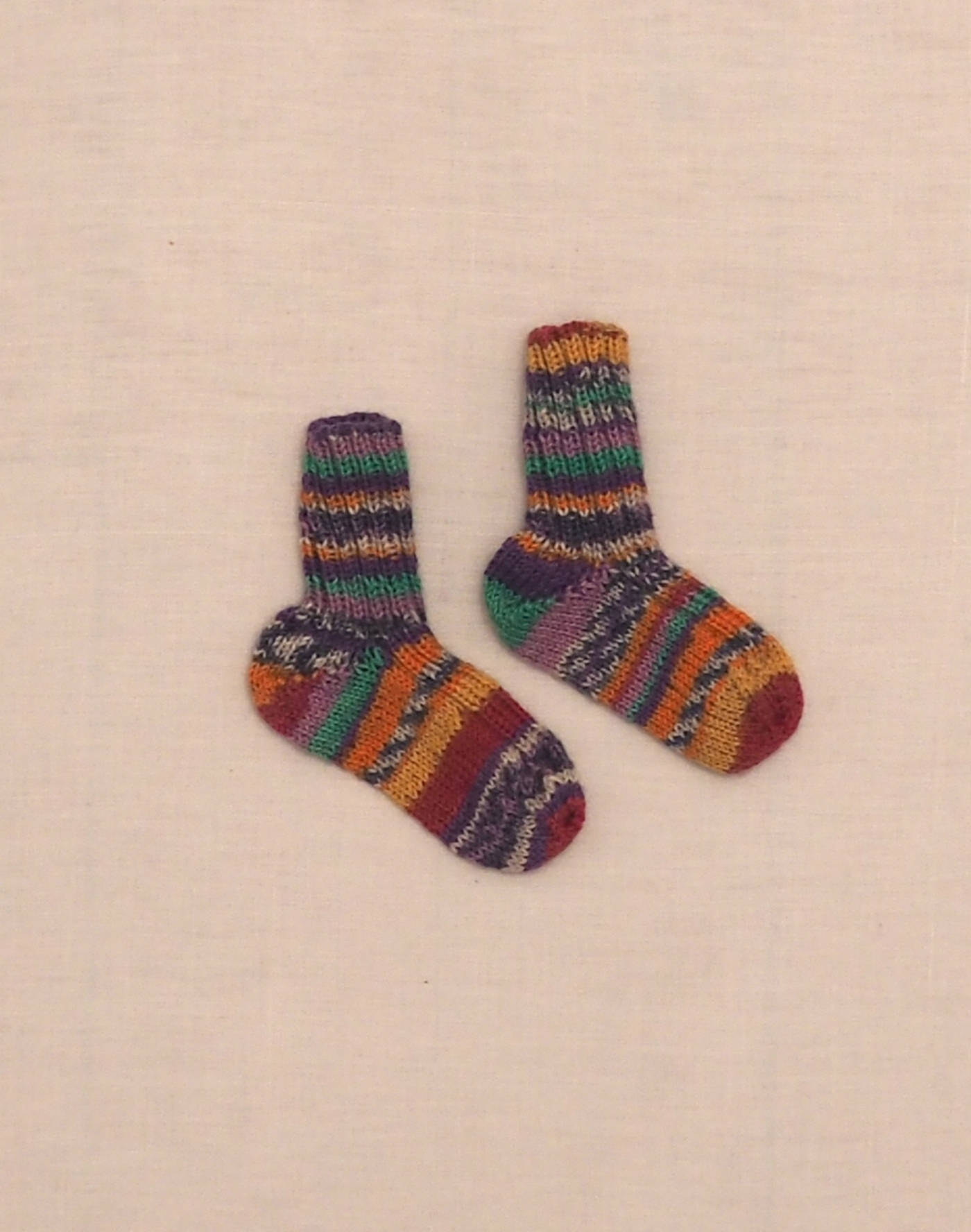 Chaussettes tricotées main rayées violettes P21
