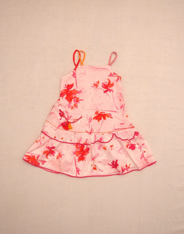 Robe fleurie à bretelles asymétriques
