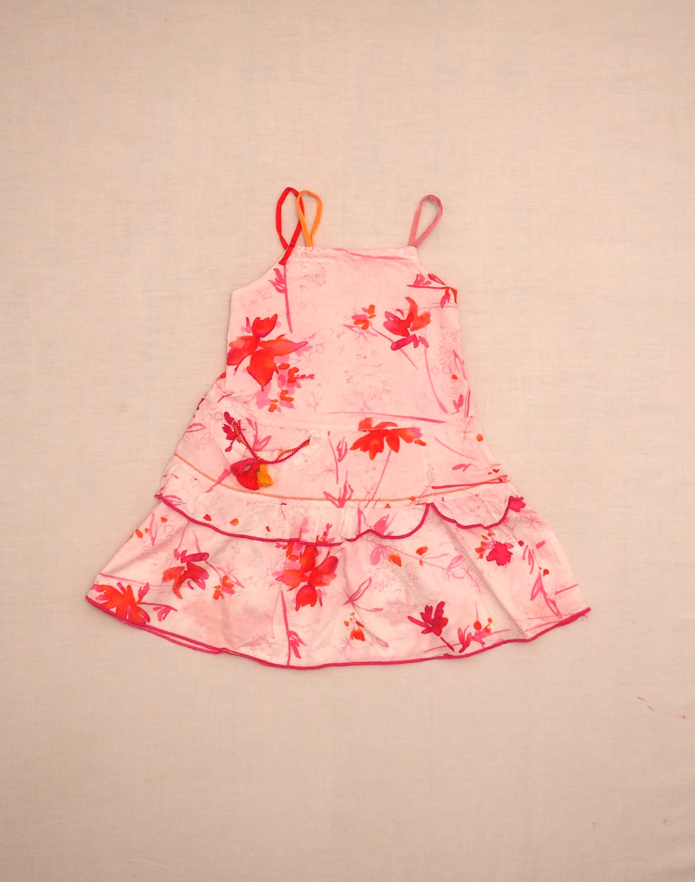 Robe fleurie à bretelles asymétriques