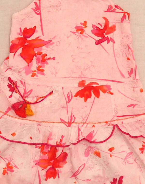 Robe fleurie à bretelles asymétriques