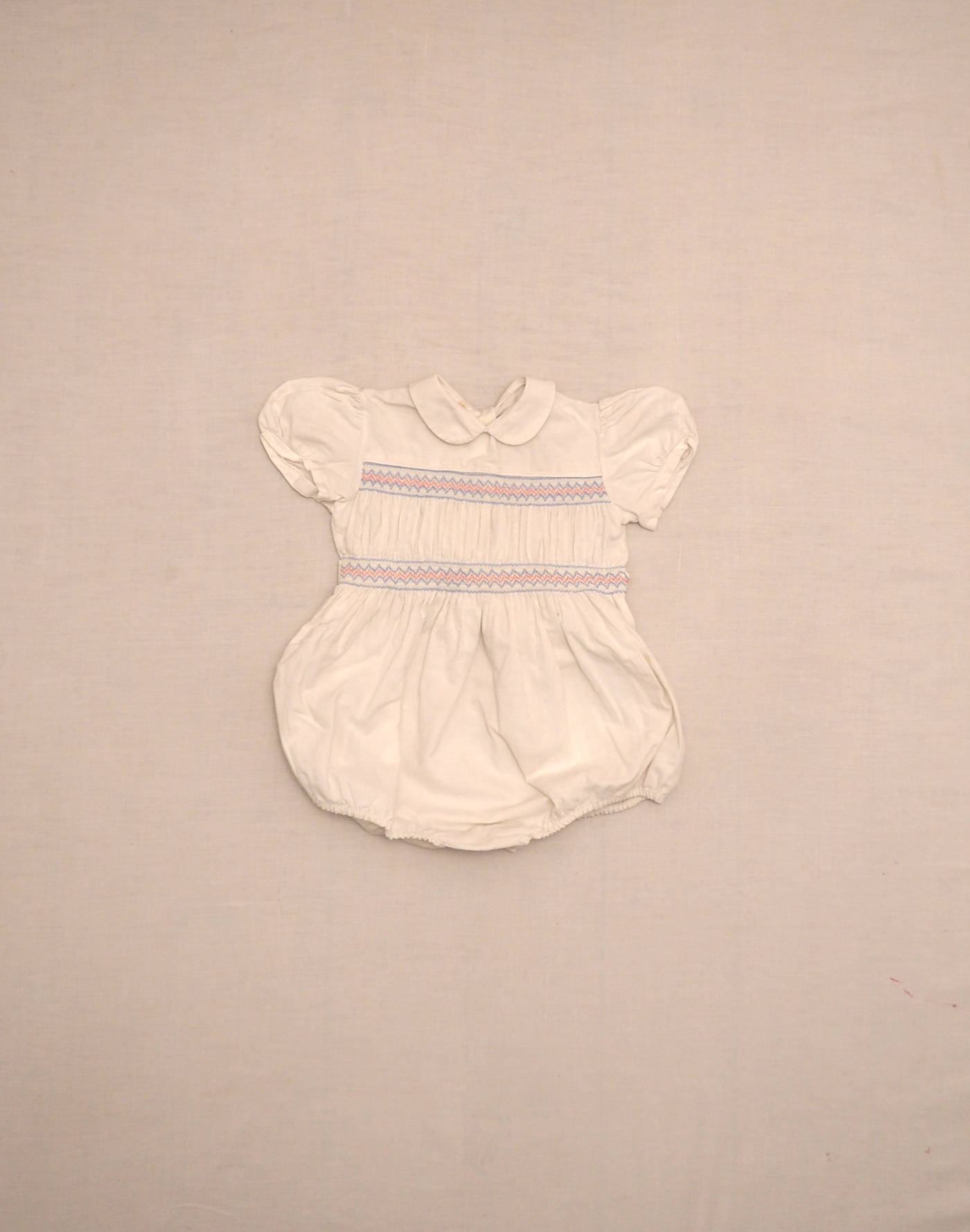 Barboteuse à smocks années 1960