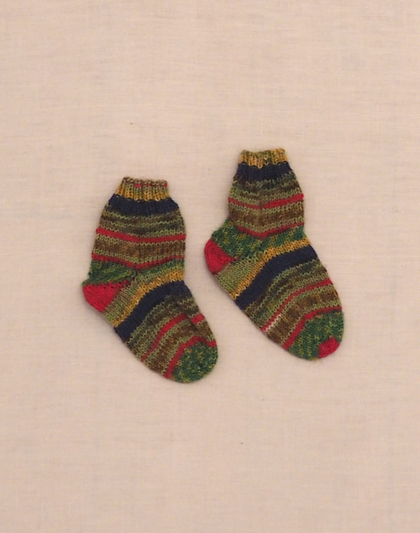 Chaussettes tricotées main rayées framboise P16
