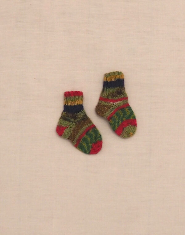 Chaussettes tricotées main rayées framboise P21