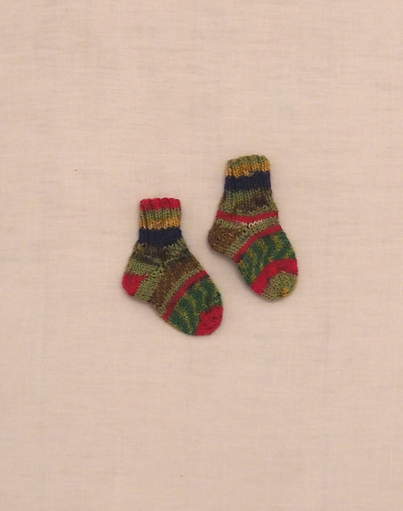 Chaussettes tricotées main rayées framboise P21