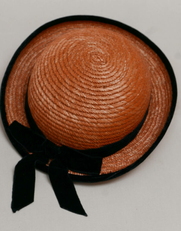 Chapeau de paille à ruban de velours noir