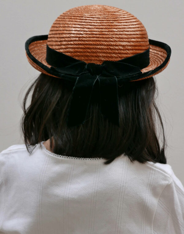 Chapeau de paille à ruban de velours noir