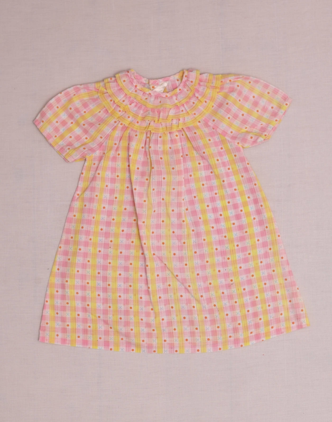Robe à carreaux col froufrous 1970