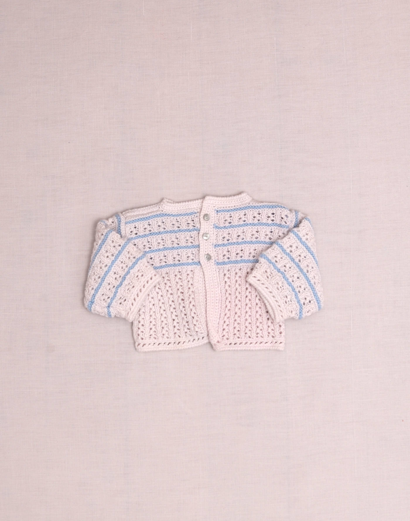 Cardigan rayé ajouré tricoté à la main