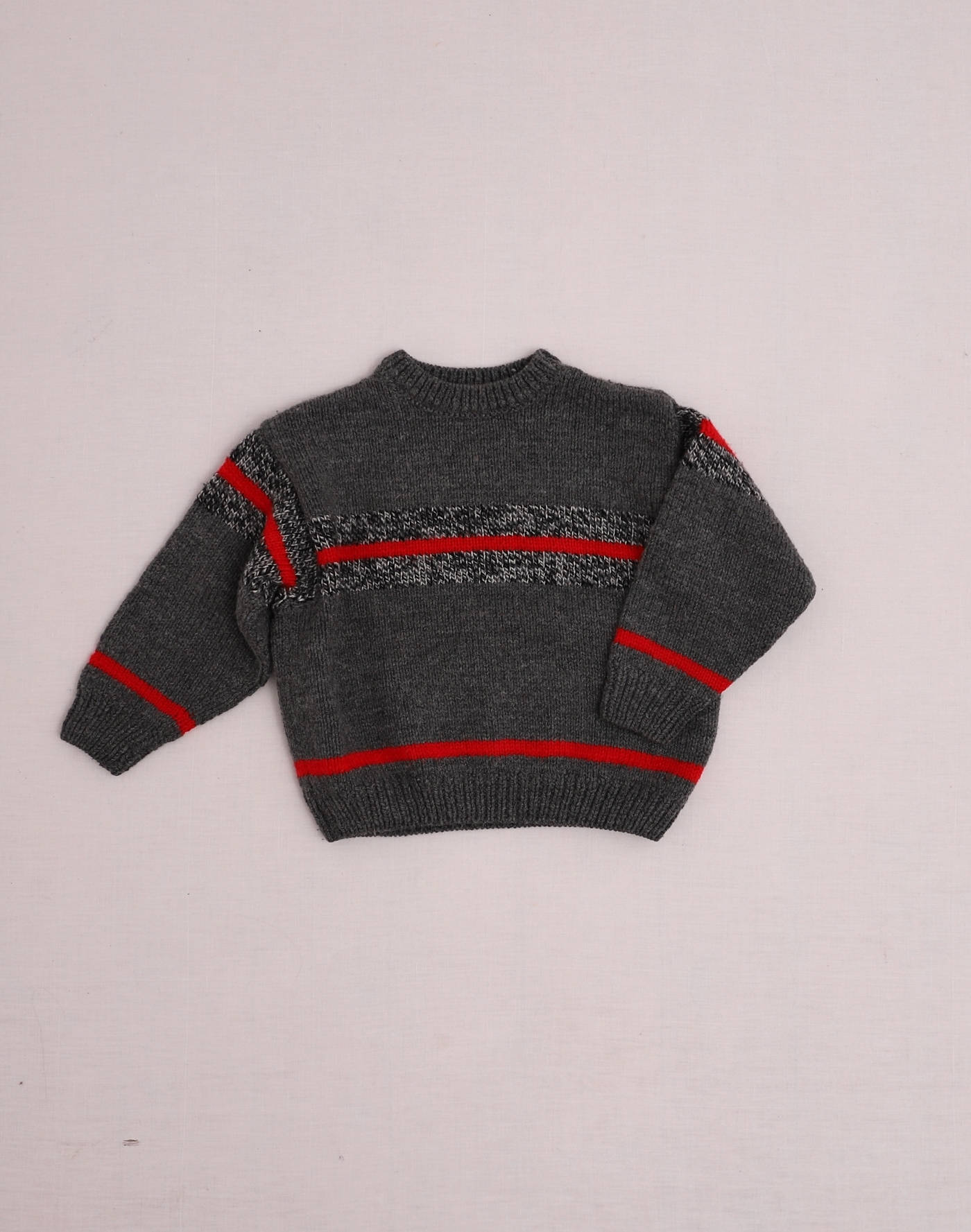 Pull gris à bandes rouges fait main