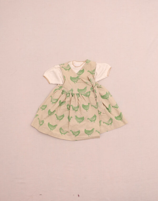 Robe cache-coeur et T-shirt poule
