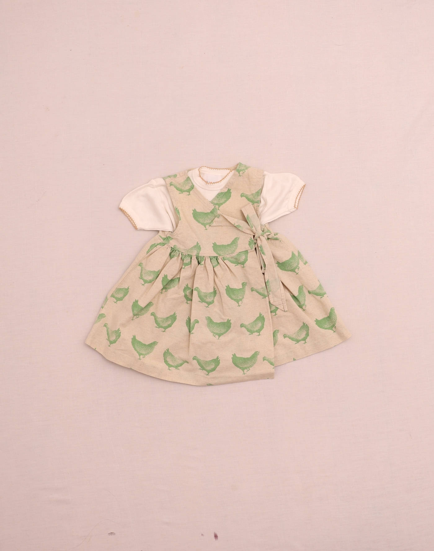 Robe cache-coeur et T-shirt poule