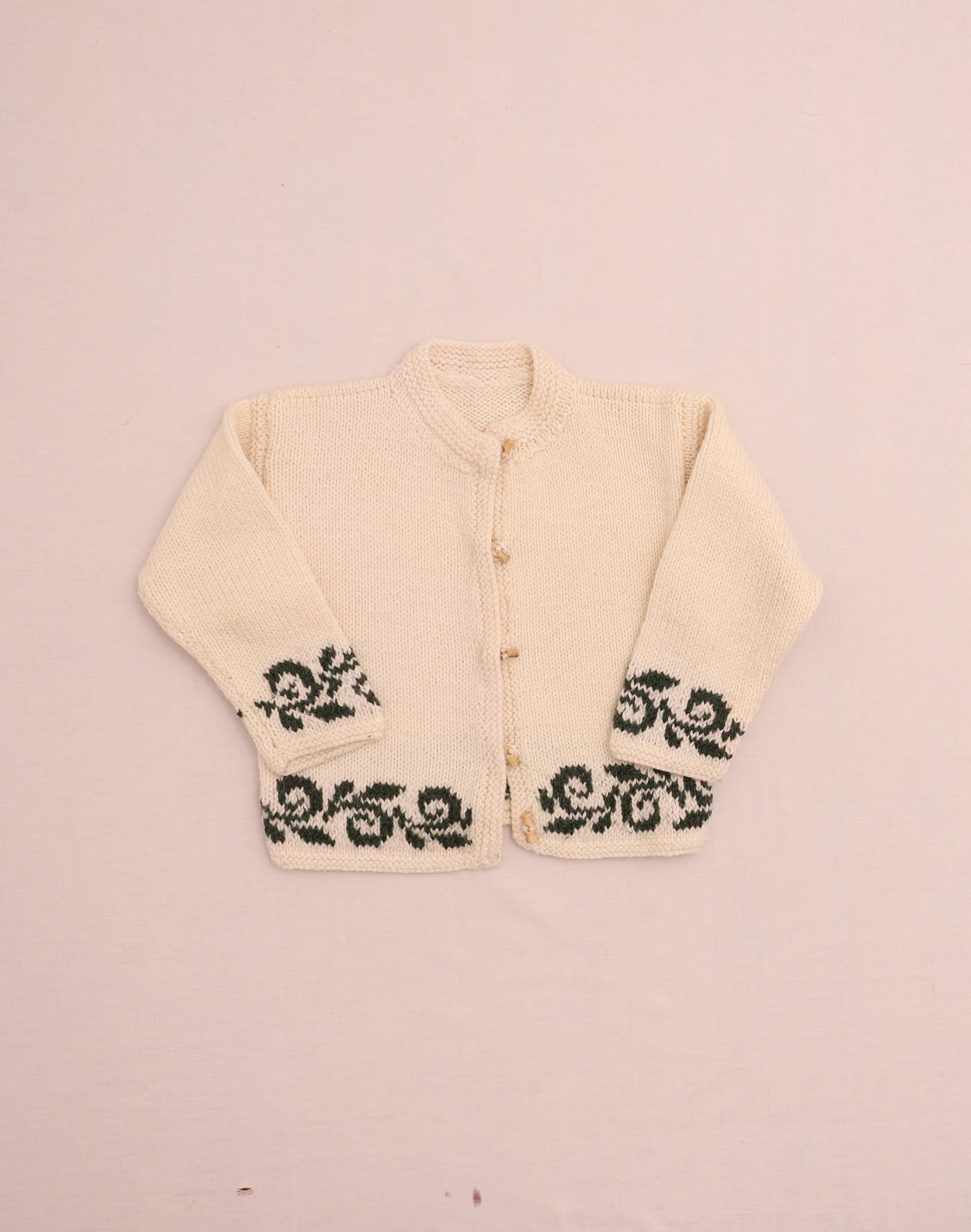 Cardigan à frise fleurie tricoté main 6 ans