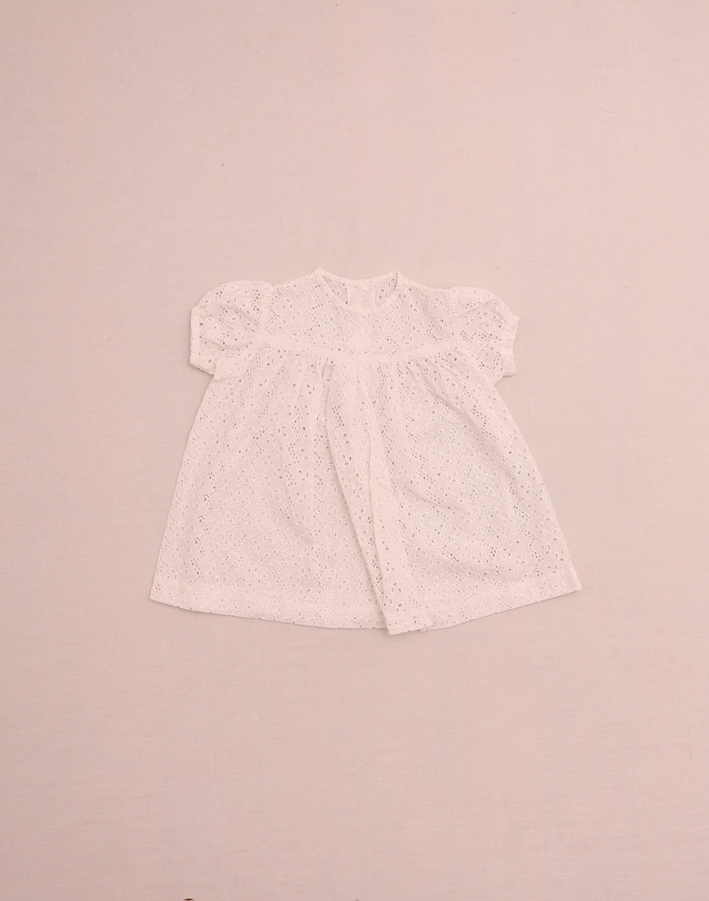 Robe en dentelle ajourée 1960