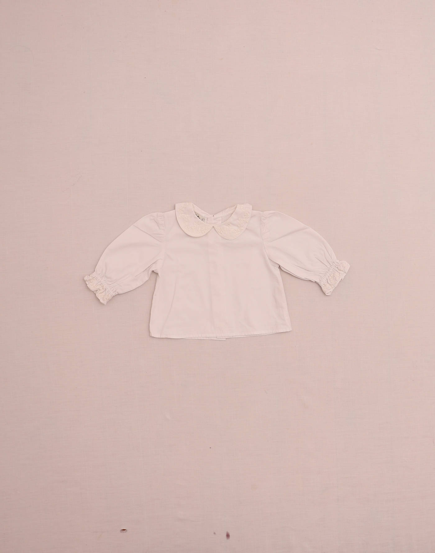 Blouse à col brodé